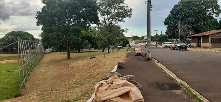 Read more about the article ﻿Praça do Maria Aparecida Pedrossian recebeu limpeza após solicitação do vereador João César Mattogrosso