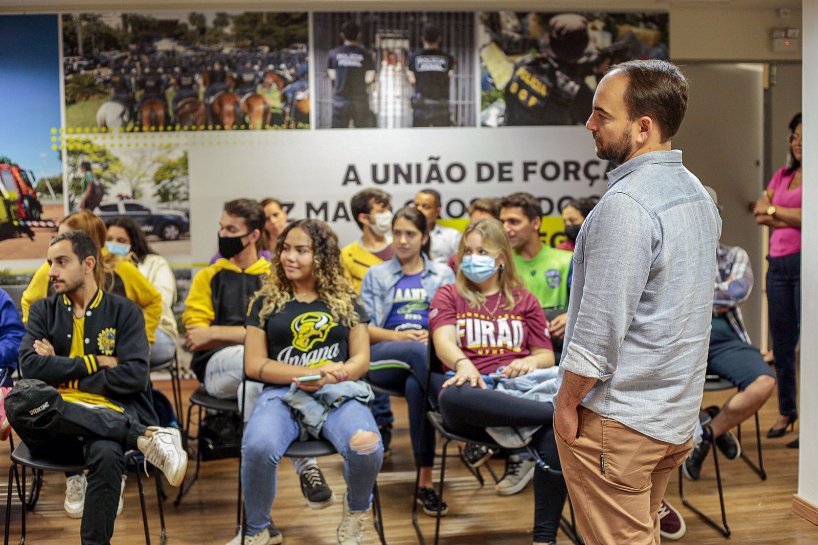 You are currently viewing Em reunião com a Sejusp, universitários e comerciantes, João César Mattogrosso e Camila Jara buscam consenso para atividades recreativas próximas à universidade