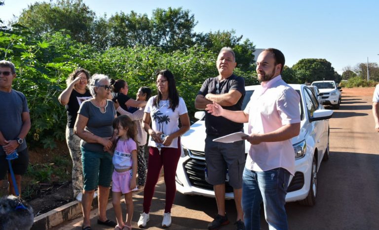 Read more about the article Durante caminhada no Nova Campo Grande, João César Mattogrosso conversa com moradores que pedem ajuda para transformar matagal em área de preservação ambiental