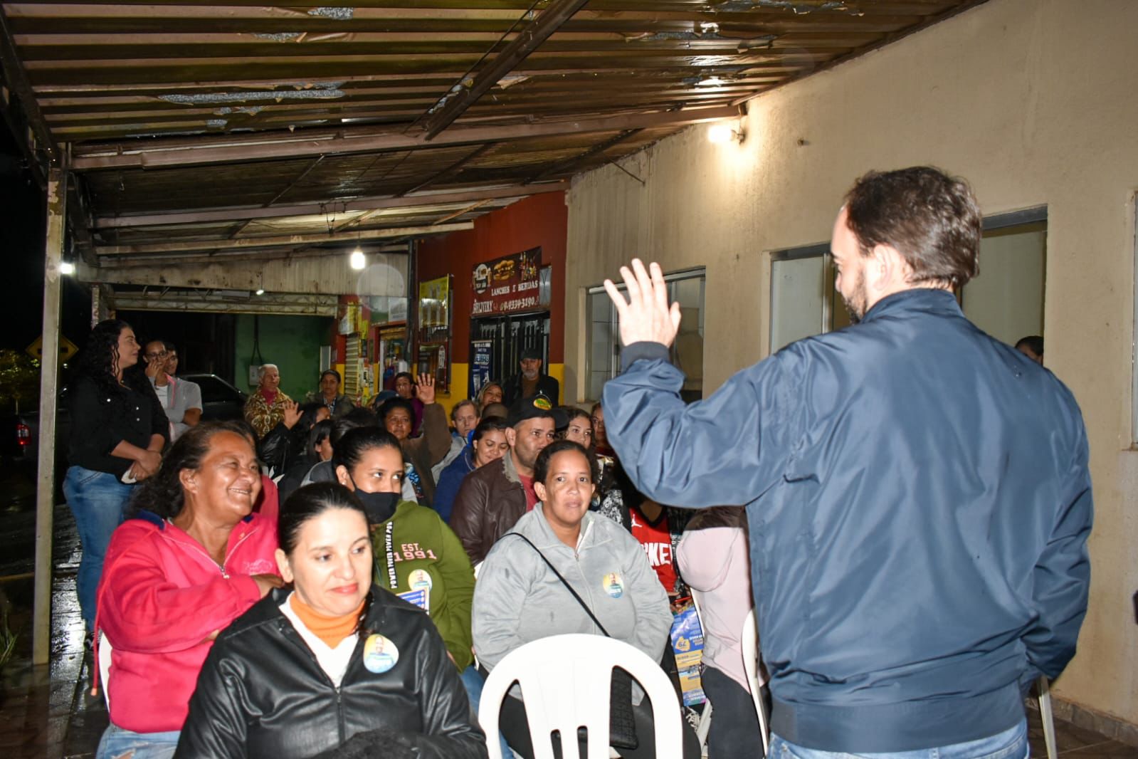 Read more about the article Em dia chuvoso, João César Mattogrosso mantém agendas de visitas e conversa com moradores dos bairros Danúbio Azul e José Tavares do Couto