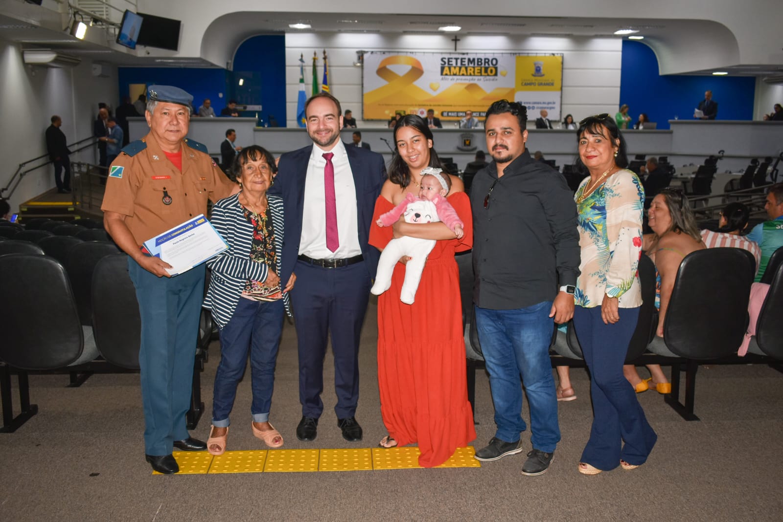 Read more about the article Em momento de emoção e reencontro, João César Mattogrosso homenageia bombeiro que salvou vida de bebê na Capital