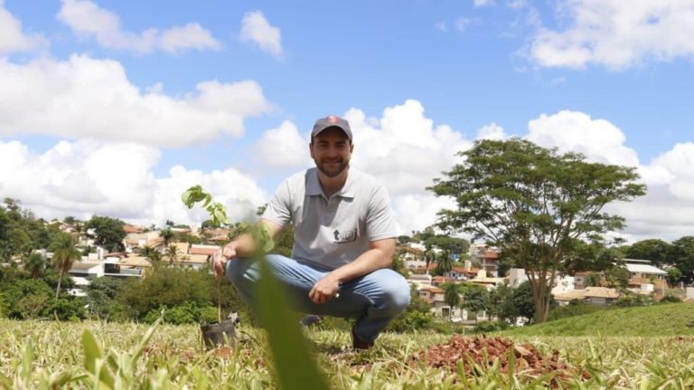 Read more about the article Dia da Árvore: Lei de João César Mattogrosso proíbe corte de árvores com ninhos de araras Canindé e Vermelha