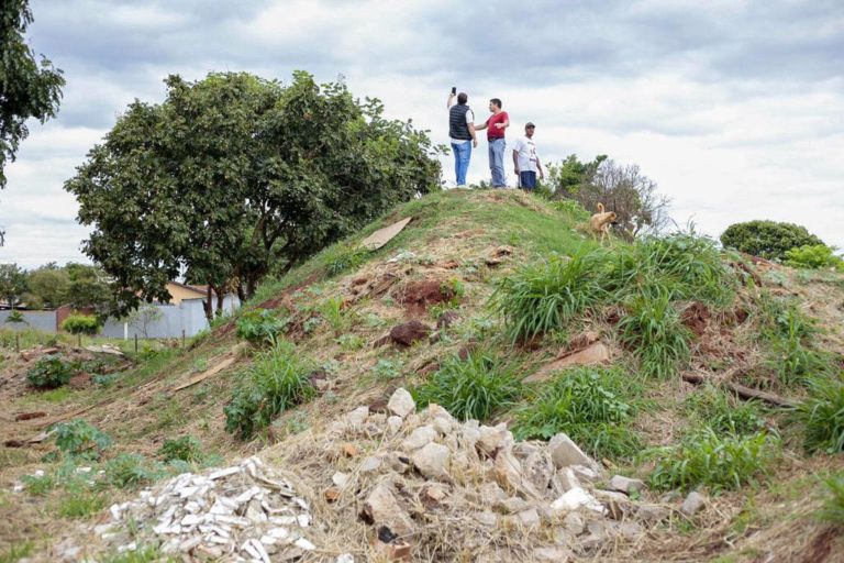 Read more about the article Atuação de João César Mattogrosso resolve problema de lixo e entulho na Vila Dedé