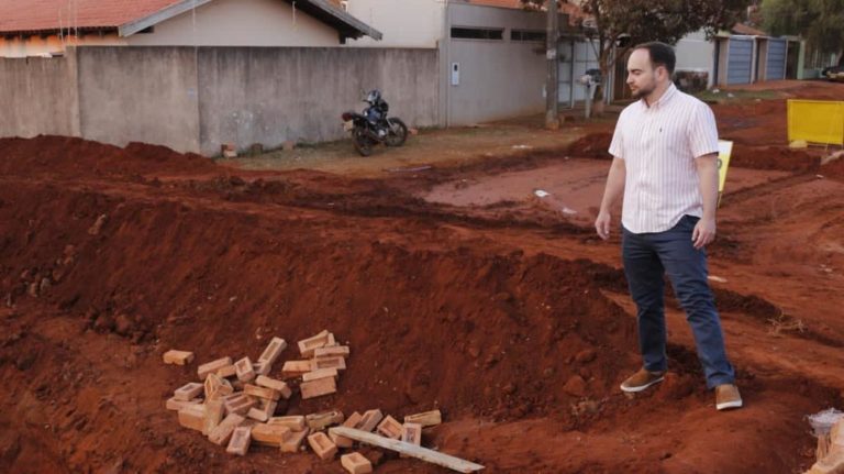 Read more about the article LOA 2023: João César Mattogrosso indica investimento de R$ 6,2 milhões para pavimentar o Estrela Park e Jardim Itatiaia