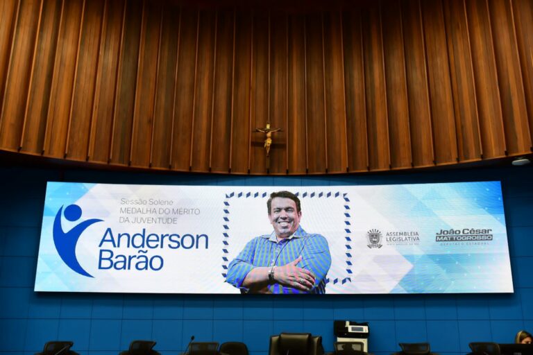 Read more about the article Em noite de emoção e alegria, ALEMS entrega Medalha da Juventude “Anderson Barão”