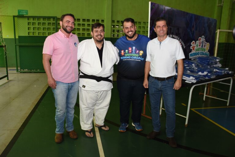 Read more about the article Em Maracaju, João César Mattogrosso prestigiou entrega de kimonos e anunciou R$ 200 mil ao Instituto do Pequeno Cidadão